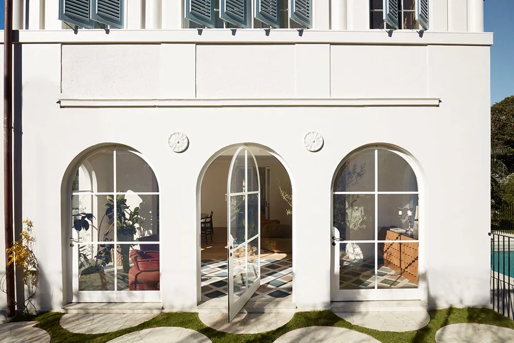 Spokojny nowoczesny интерьер w Sydney z arkami i kolumnami - Gallery image 24