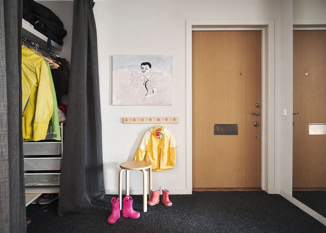 Живые растения, штукатурка на стенах и черная спальня: живой лофт в Стокгольме - Gallery image 23