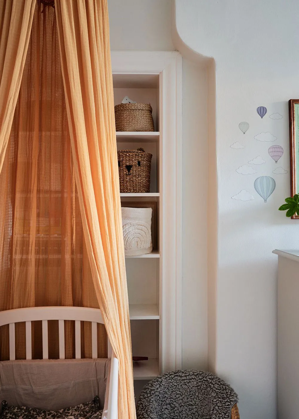 Прекрасна скандинавська квартира з зеленими стінами та ретро-деталями - Gallery image 29