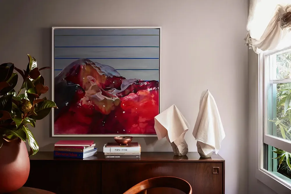 Interiores eclécticos brillantes de un bungalow azul en California - Gallery image 7