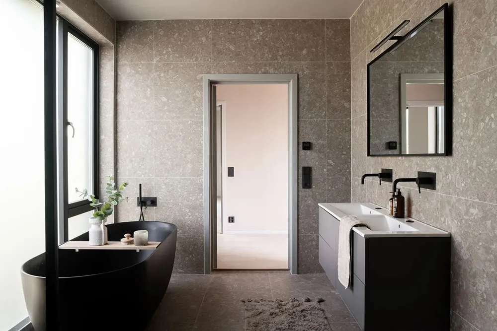 Mar de luz natural y diseño moderno: cabaña en el bosque en Suecia - Gallery image 12