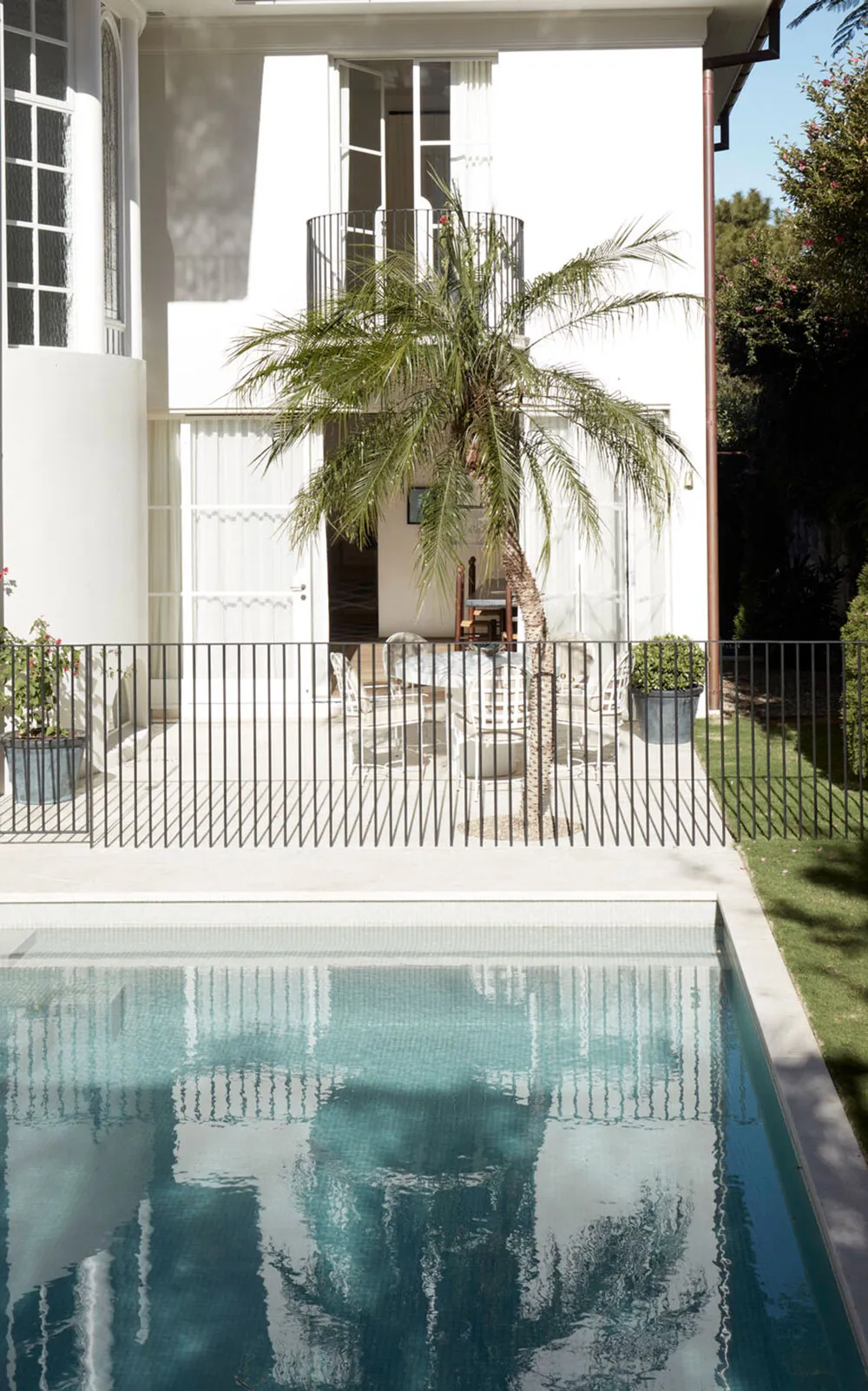 Spokojny nowoczesny интерьер w Sydney z arkami i kolumnami - Gallery image 22