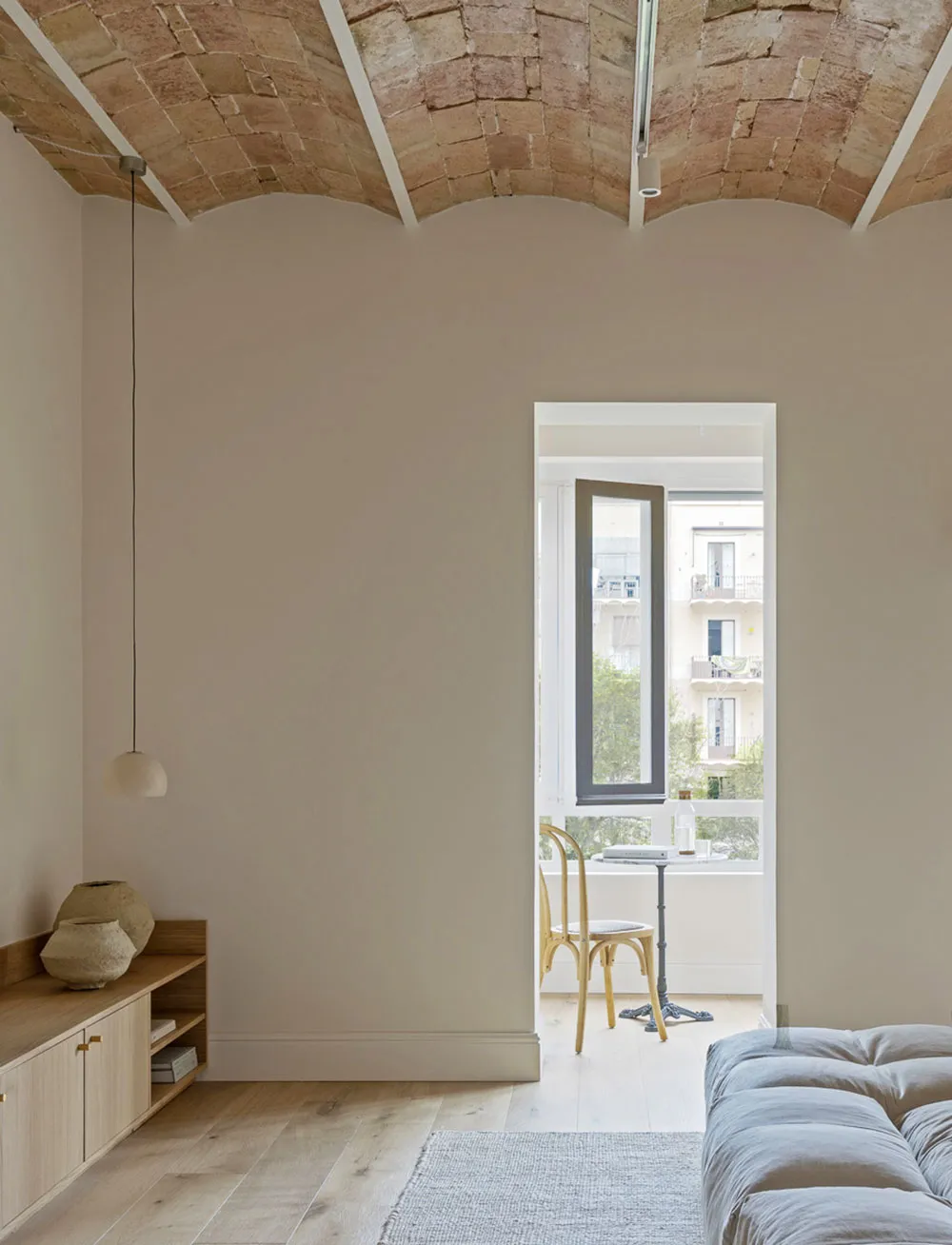 Своды и натуральный минимализм: умиротворяющий интерьер в Барселоне - Gallery image 5