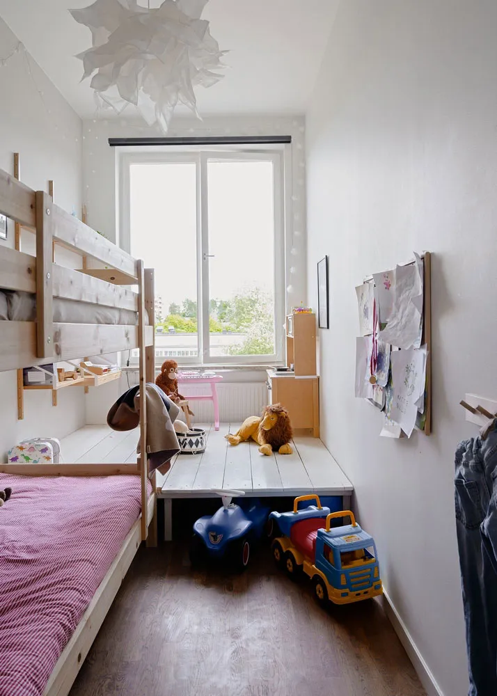 Живые растения, штукатурка на стенах и черная спальня: живой лофт в Стокгольме - Gallery image 17