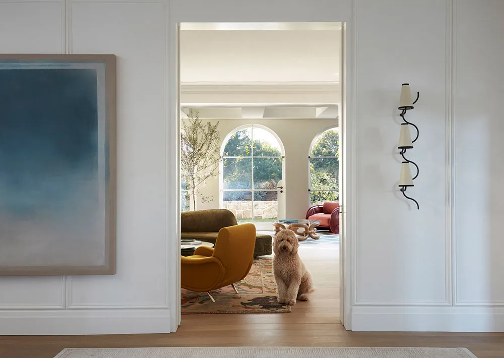 Spokojny nowoczesny интерьер w Sydney z arkami i kolumnami - Gallery image 11