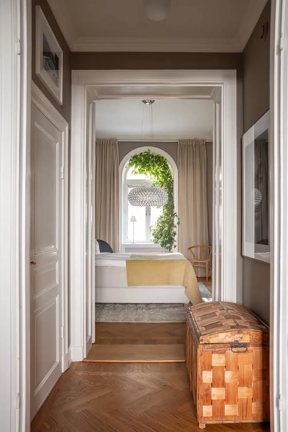 Ventanas arqueadas con plantas trepadoras: un interior inusual en Estocolmo - Gallery image 17