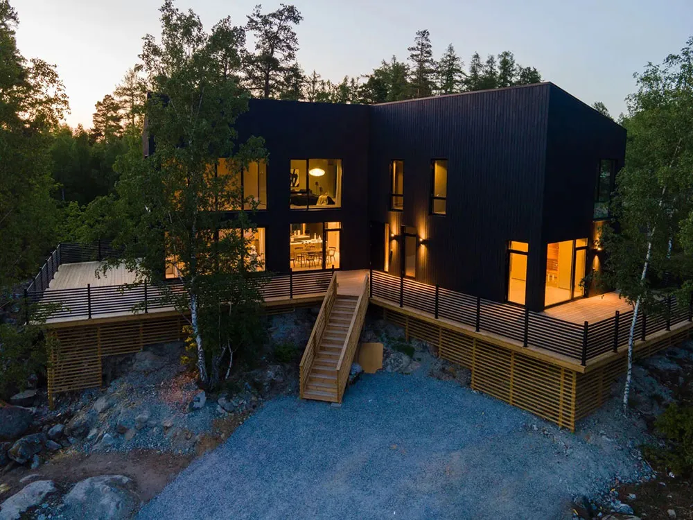 Mar de luz natural y diseño moderno: cabaña en el bosque en Suecia - Gallery image 18