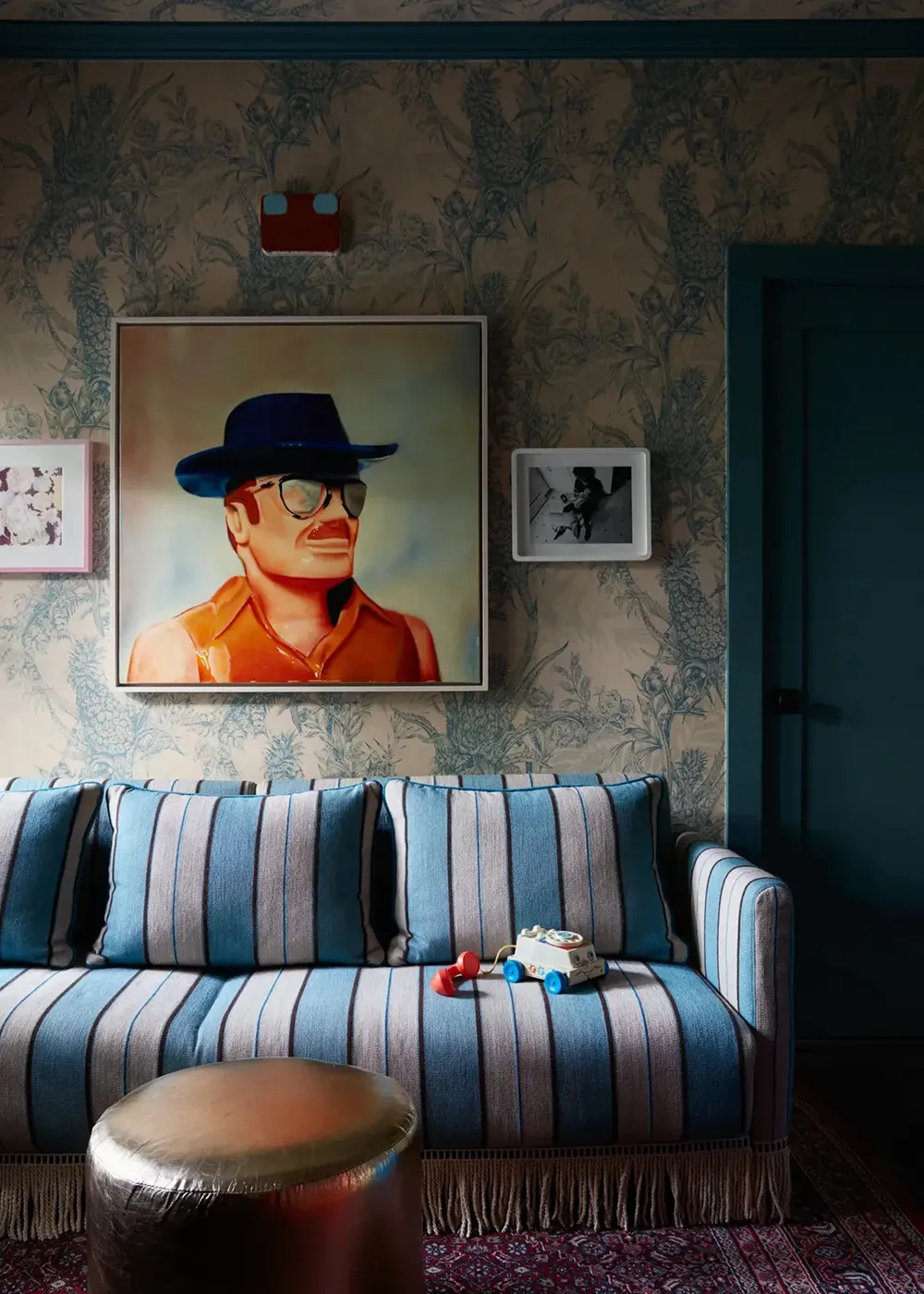 Interiores eclécticos brillantes de un bungalow azul en California - Gallery image 4