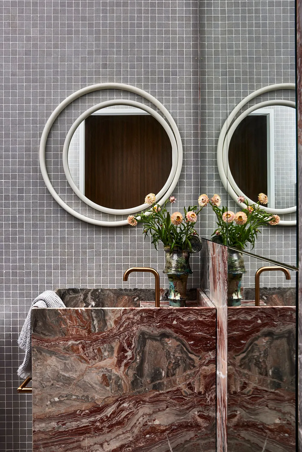 Abstract painting and monochromatic palette in the design of one of the first lofts in Sydney - 10