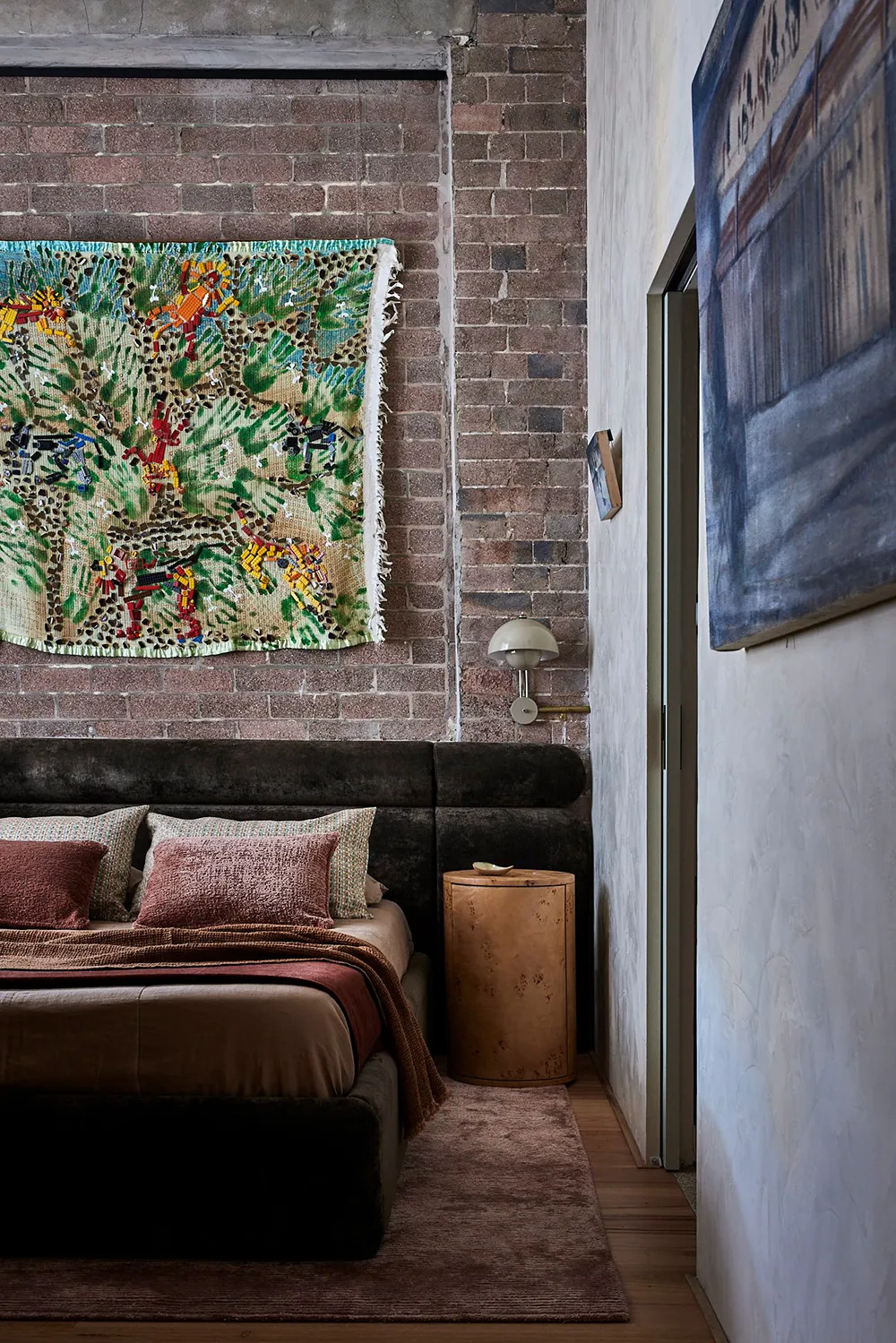 Abstract painting and monochromatic palette in the design of one of the first lofts in Sydney - 12