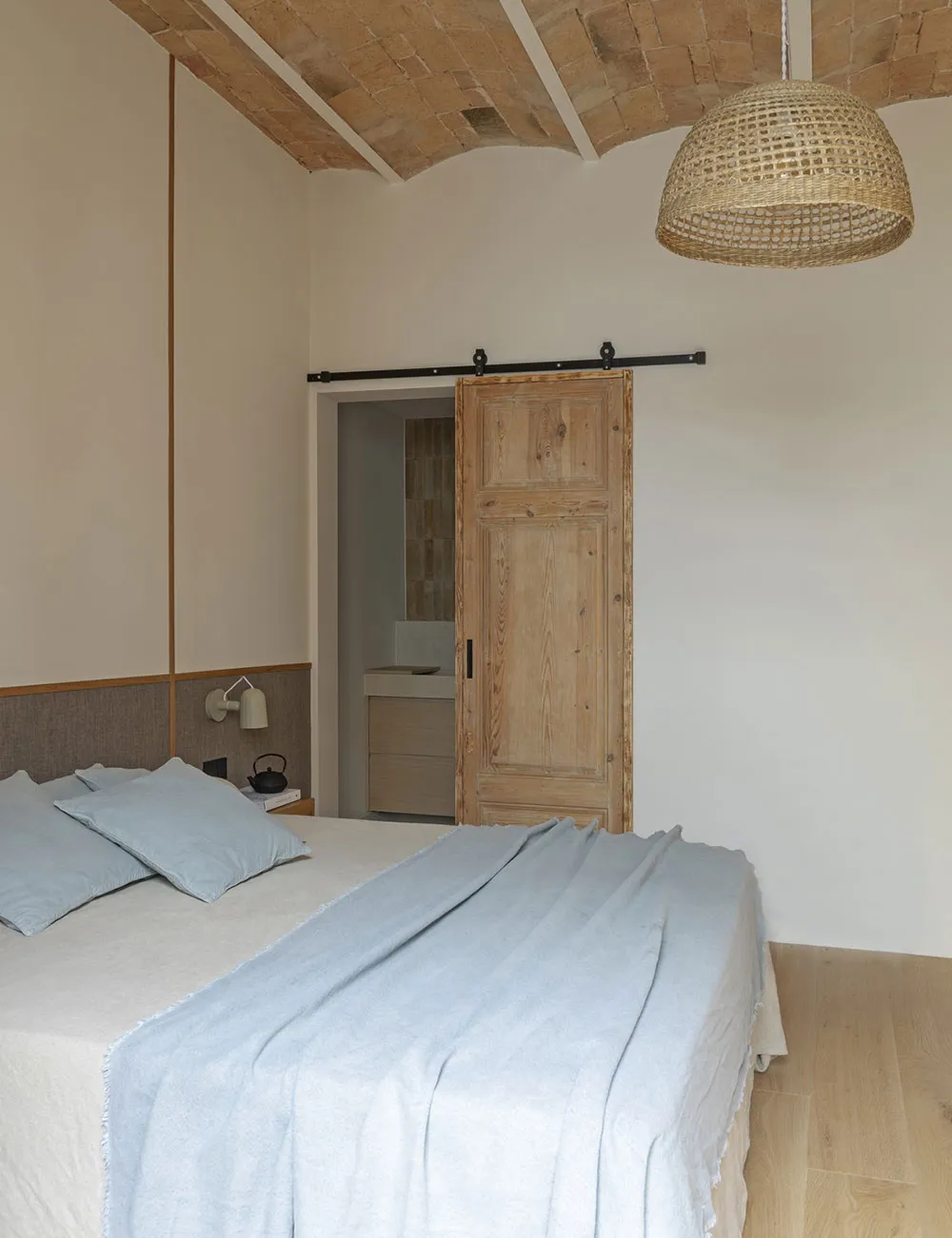 Своды и натуральный минимализм: умиротворяющий интерьер в Барселоне - Gallery image 15