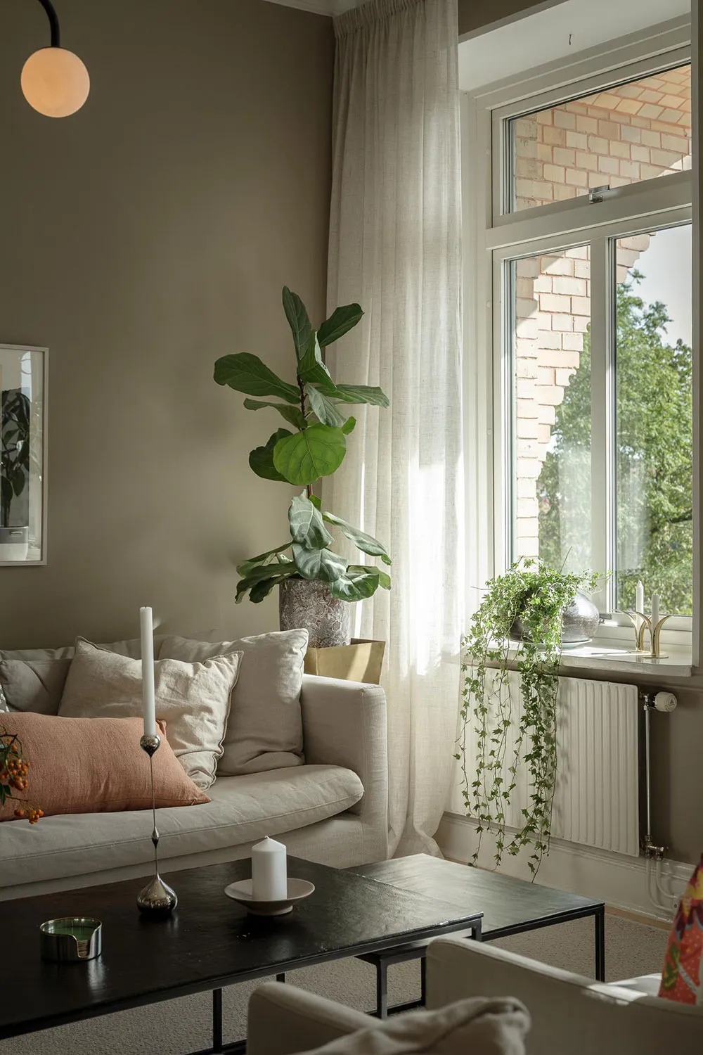 Тёплая и нежная квартира с камином в Швеции - Gallery image 16