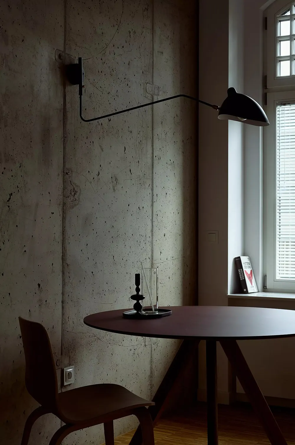 Béton et minimalisme élégant : petit loft à Wrocława (50 m²) - Gallery image 1