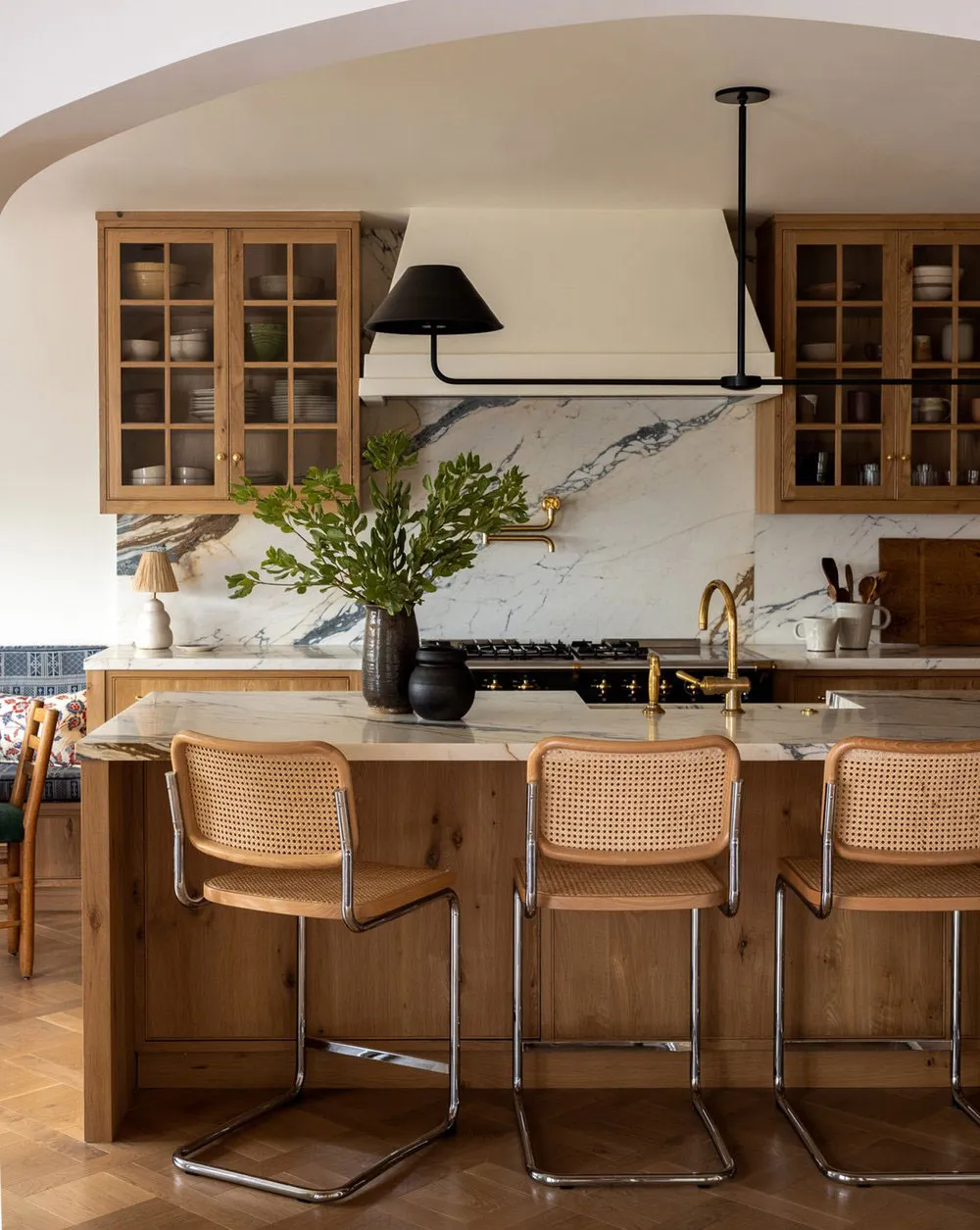 Много дерева и интересные принты: яркий интерьер красивого дома в стиле Тюдор - Gallery image 6