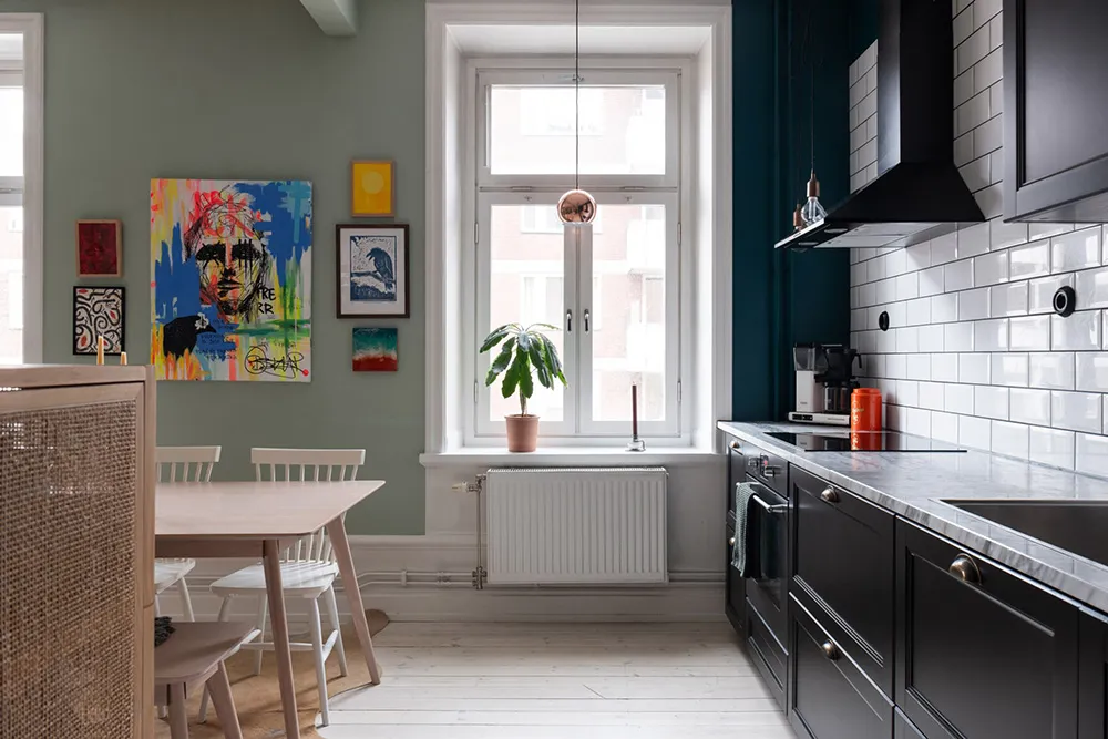 Голубые стены и современное искусство: красочная квартира в Стокгольме (54 кв. м) - Gallery image 8