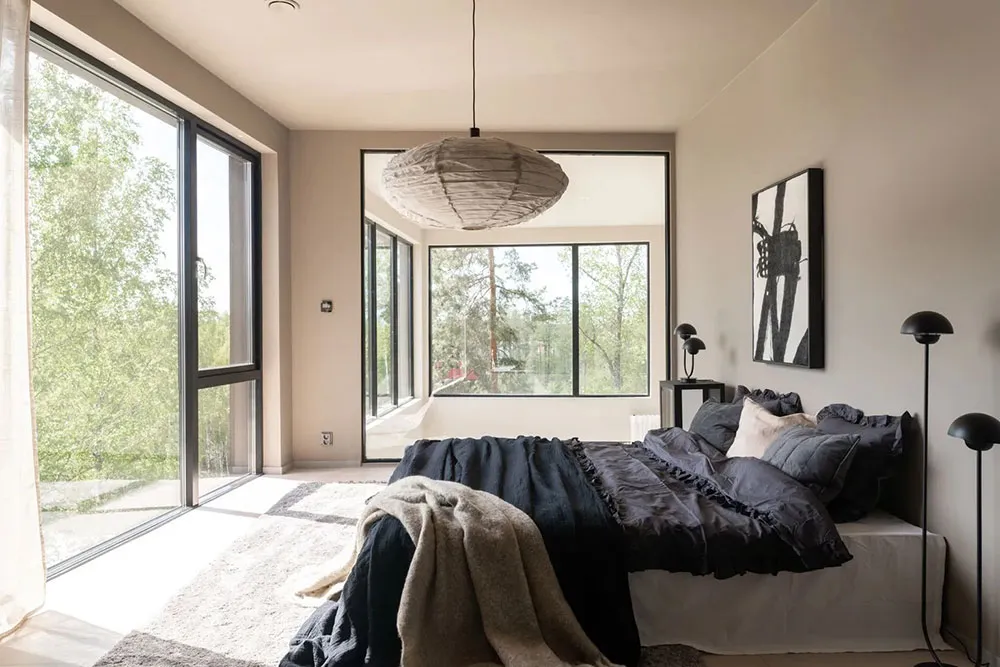 Mar de luz natural y diseño moderno: cabaña en el bosque en Suecia - Gallery image 11