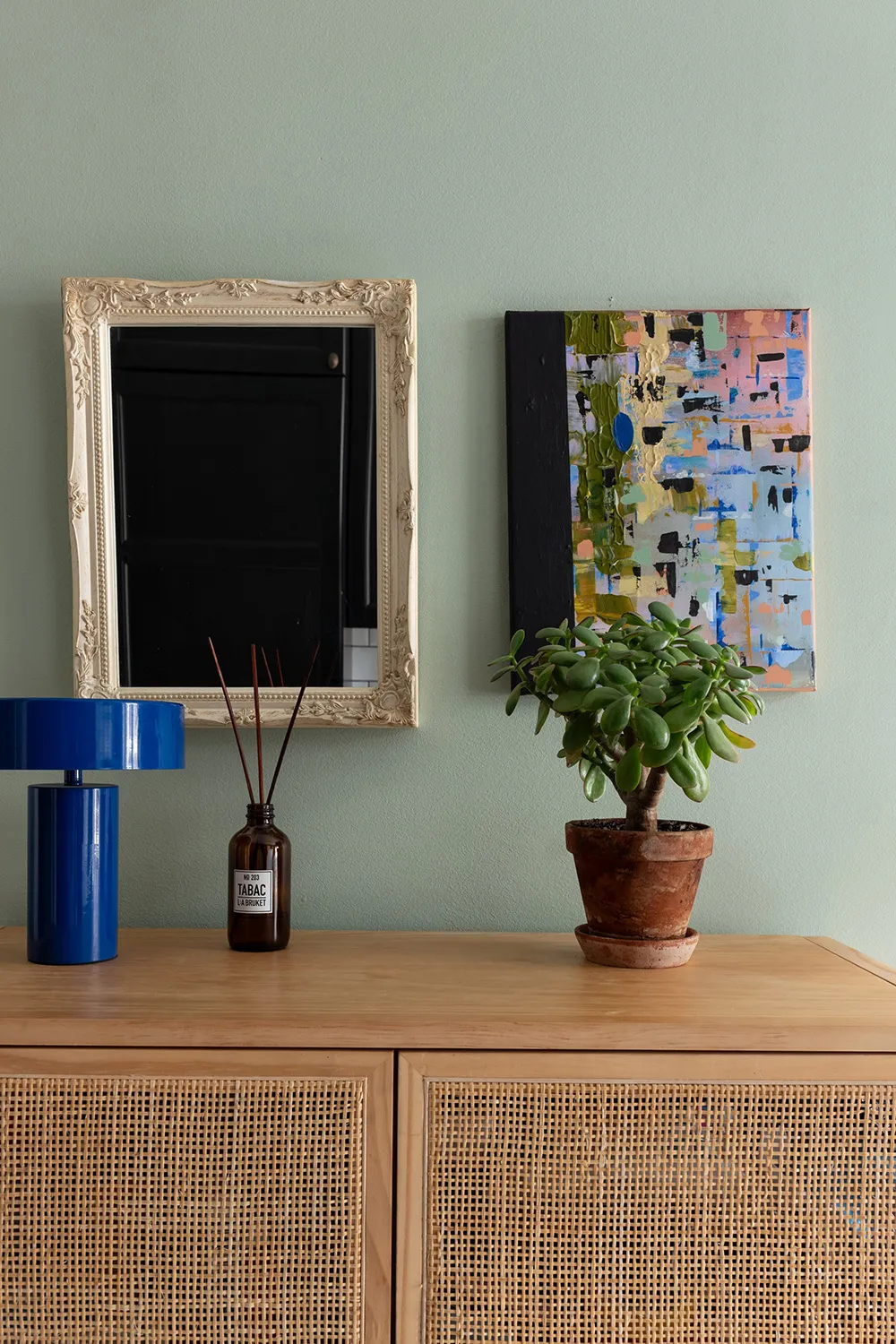 Голубые стены и современное искусство: красочная квартира в Стокгольме (54 кв. м) - Gallery image 19