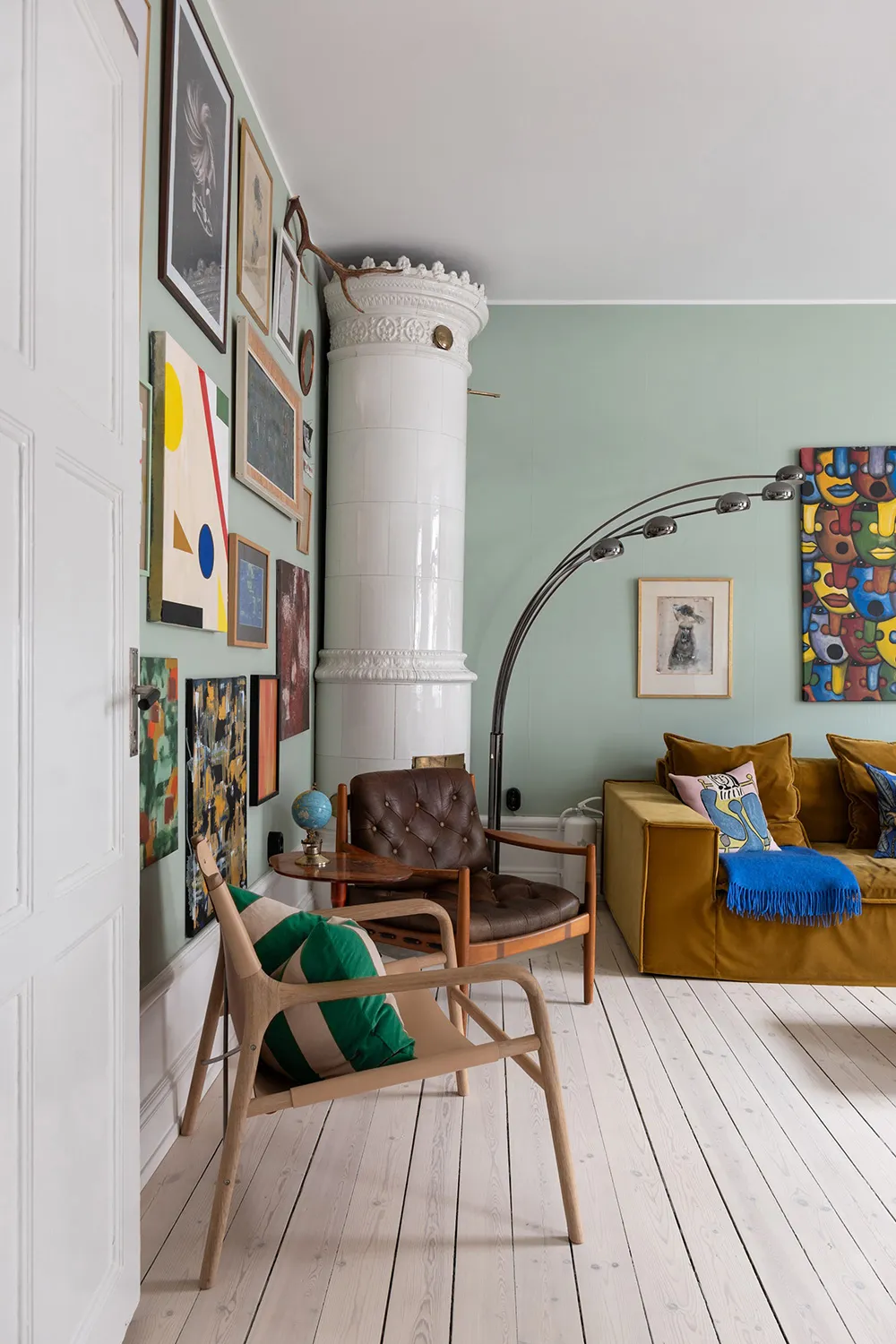 Голубые стены и современное искусство: красочная квартира в Стокгольме (54 кв. м) - Gallery image 11