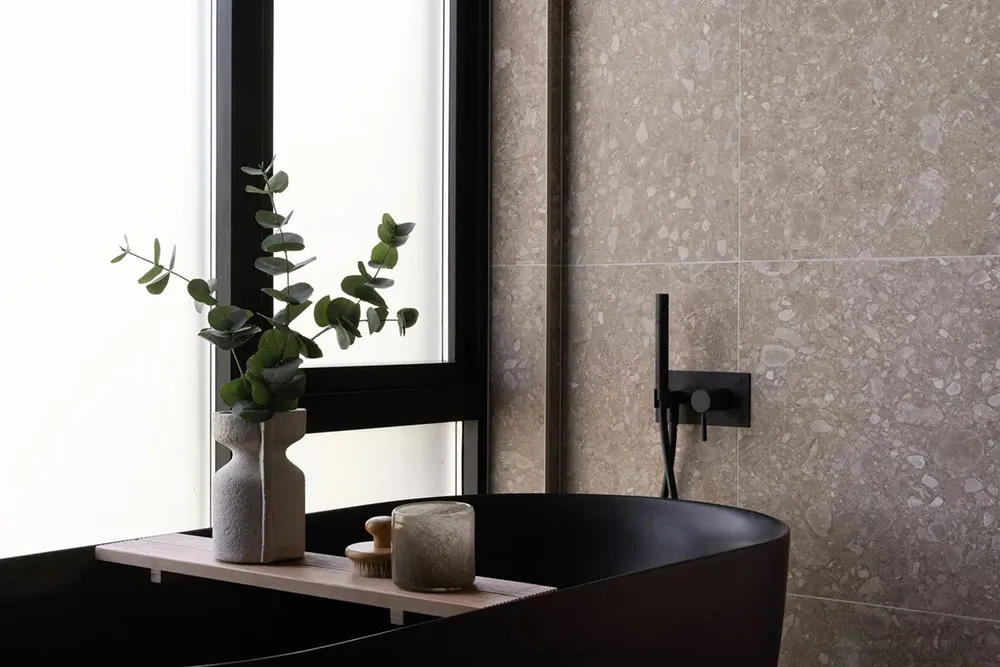 Mar de luz natural y diseño moderno: cabaña en el bosque en Suecia - Gallery image 13