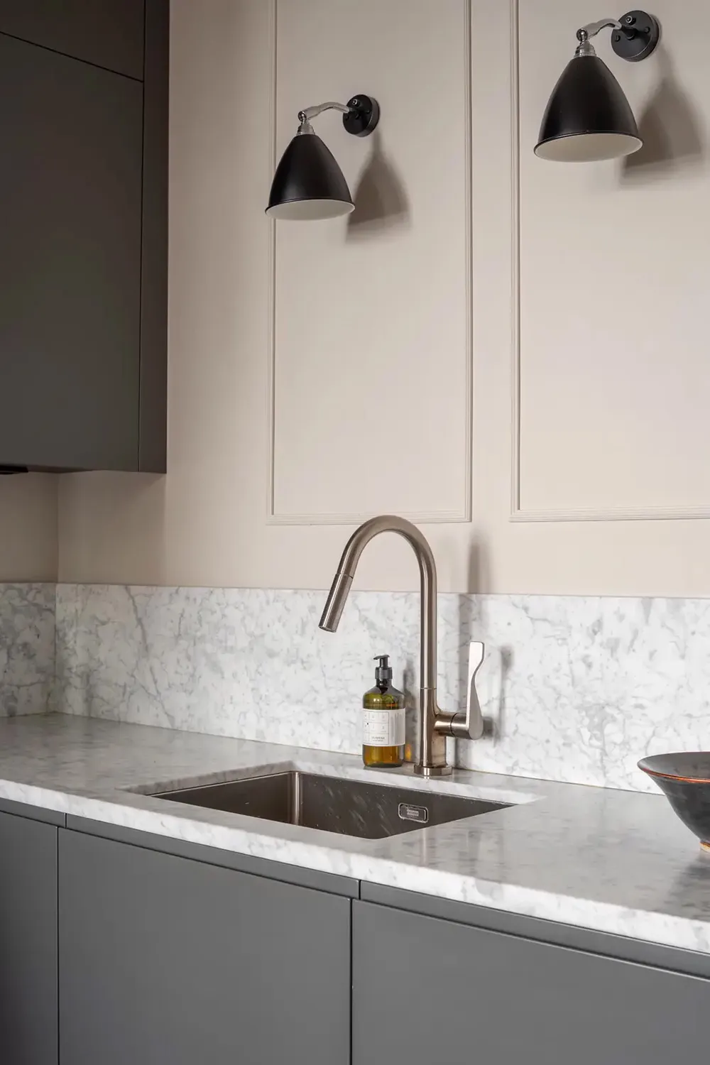 Ventanas arqueadas con plantas trepadoras: un interior inusual en Estocolmo - Gallery image 12