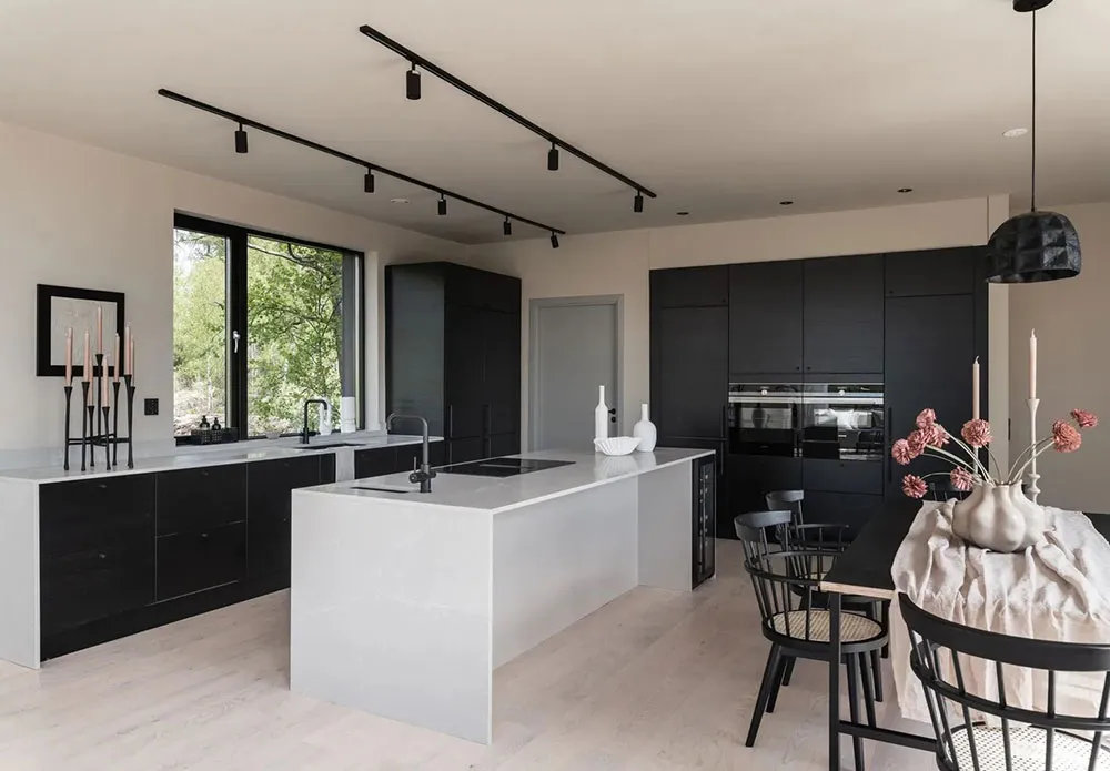 Mar de luz natural y diseño moderno: cabaña en el bosque en Suecia - Gallery image 9