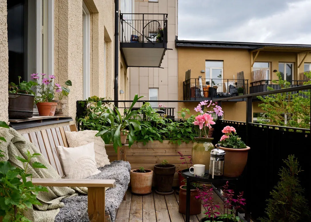 Живые растения, штукатурка на стенах и черная спальня: живой лофт в Стокгольме - Gallery image 7