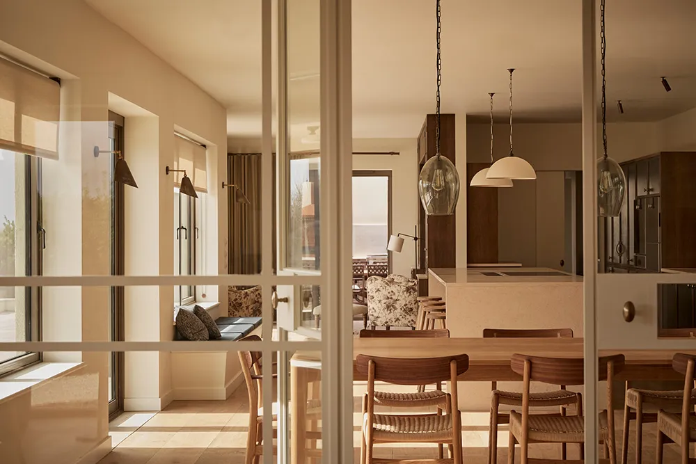 Тёплые скандинавские интерьеры дома на побережье в Англии - Gallery image 3