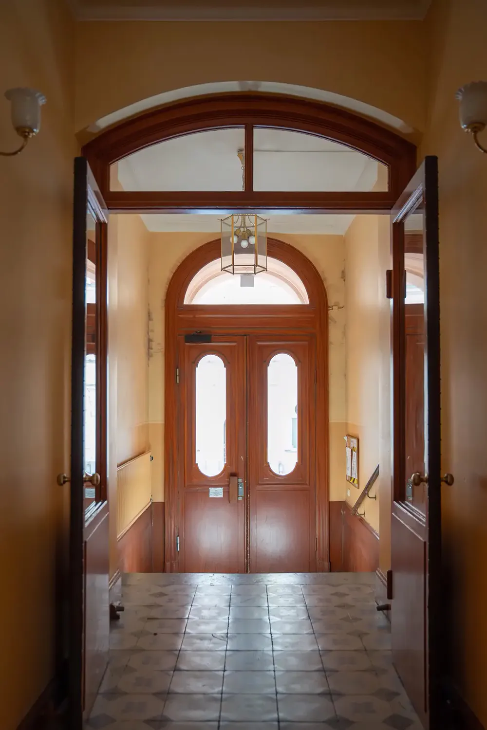 Ventanas arqueadas con plantas trepadoras: un interior inusual en Estocolmo - Gallery image 28