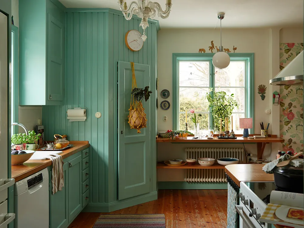 Hermosas paredes florales y estampados vibrantes: una encantadora casa de campo sueca - Gallery image 6