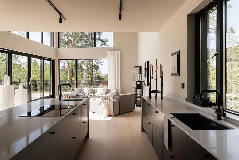 Mar de luz natural y diseño moderno: cabaña en el bosque en Suecia - Gallery image 7