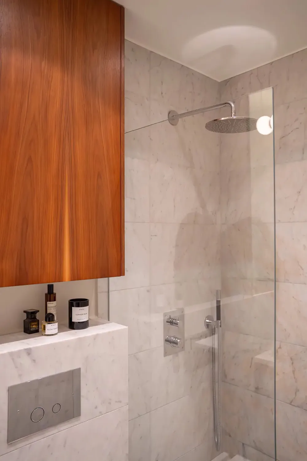 Ventanas arqueadas con plantas trepadoras: un interior inusual en Estocolmo - Gallery image 23