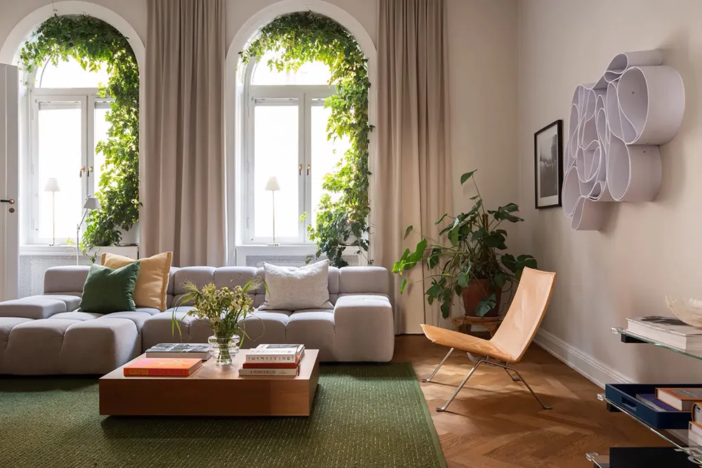 Ventanas arqueadas con plantas trepadoras: un interior inusual en Estocolmo - Gallery image 3
