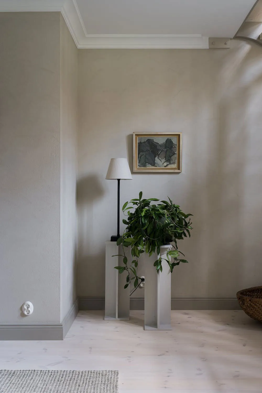 Schöner monochromer Interior in zwei Ebenen in Stockholm - 5