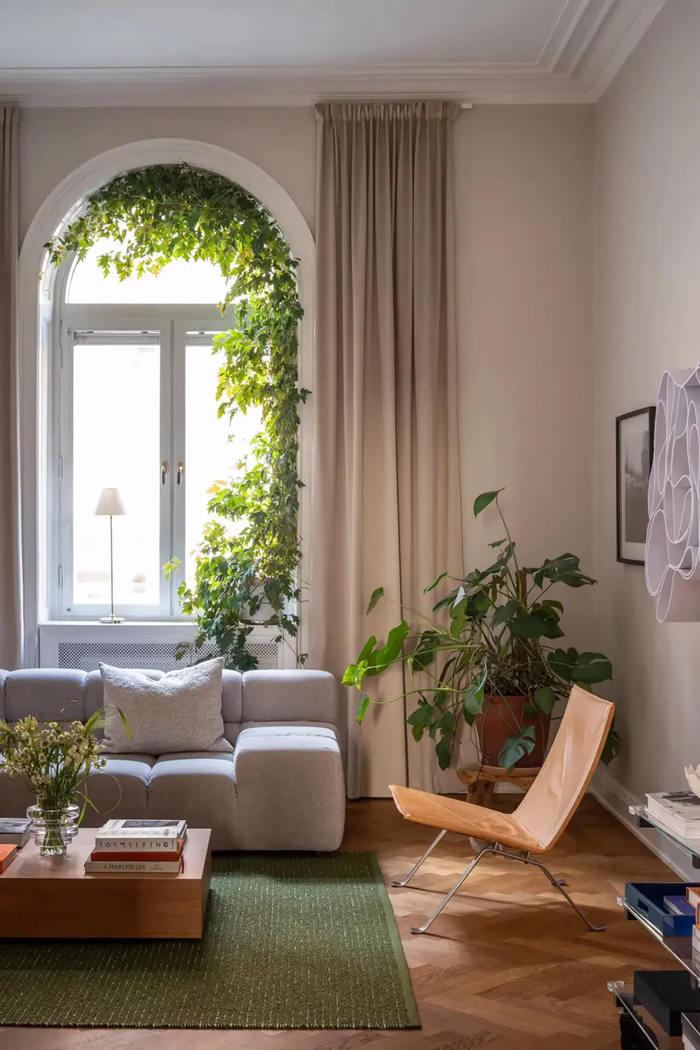 Ventanas arqueadas con plantas trepadoras: un interior inusual en Estocolmo - Gallery image 1