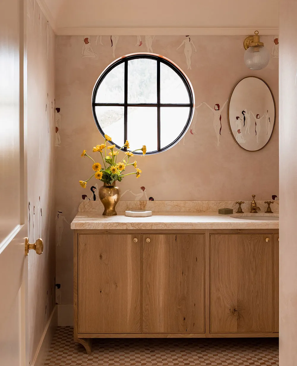 Много дерева и интересные принты: яркий интерьер красивого дома в стиле Тюдор - Gallery image 10