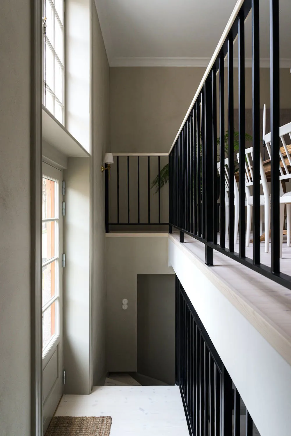 Schöner monochromer Interior in zwei Ebenen in Stockholm - 6