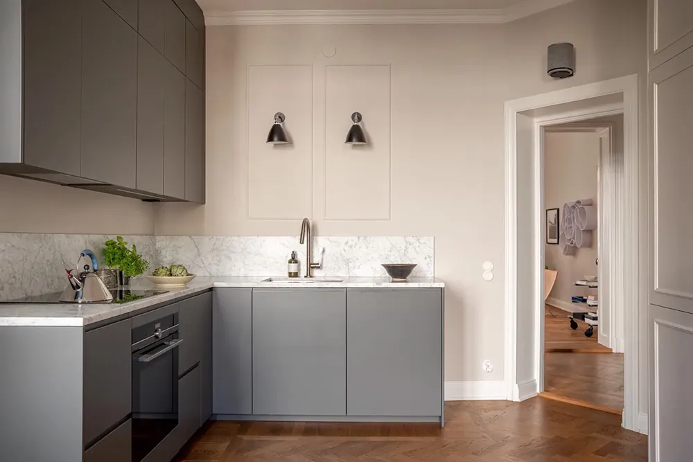 Ventanas arqueadas con plantas trepadoras: un interior inusual en Estocolmo - Gallery image 9