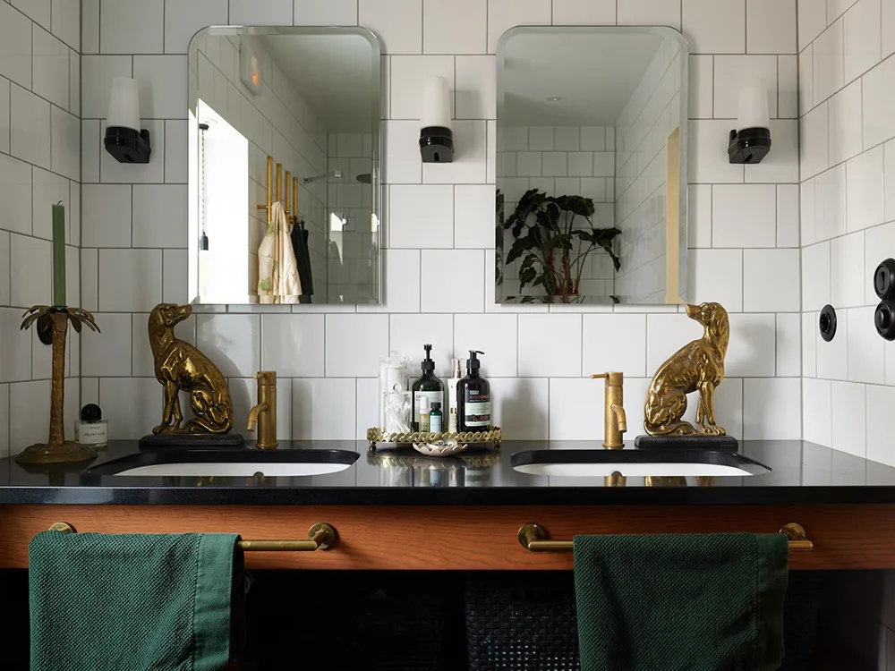 Hermosas paredes florales y estampados vibrantes: una encantadora casa de campo sueca - Gallery image 22