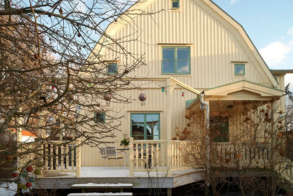 Hermosas paredes florales y estampados vibrantes: una encantadora casa de campo sueca - Gallery image 38