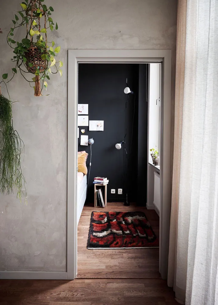 Живые растения, штукатурка на стенах и черная спальня: живой лофт в Стокгольме - Gallery image 13