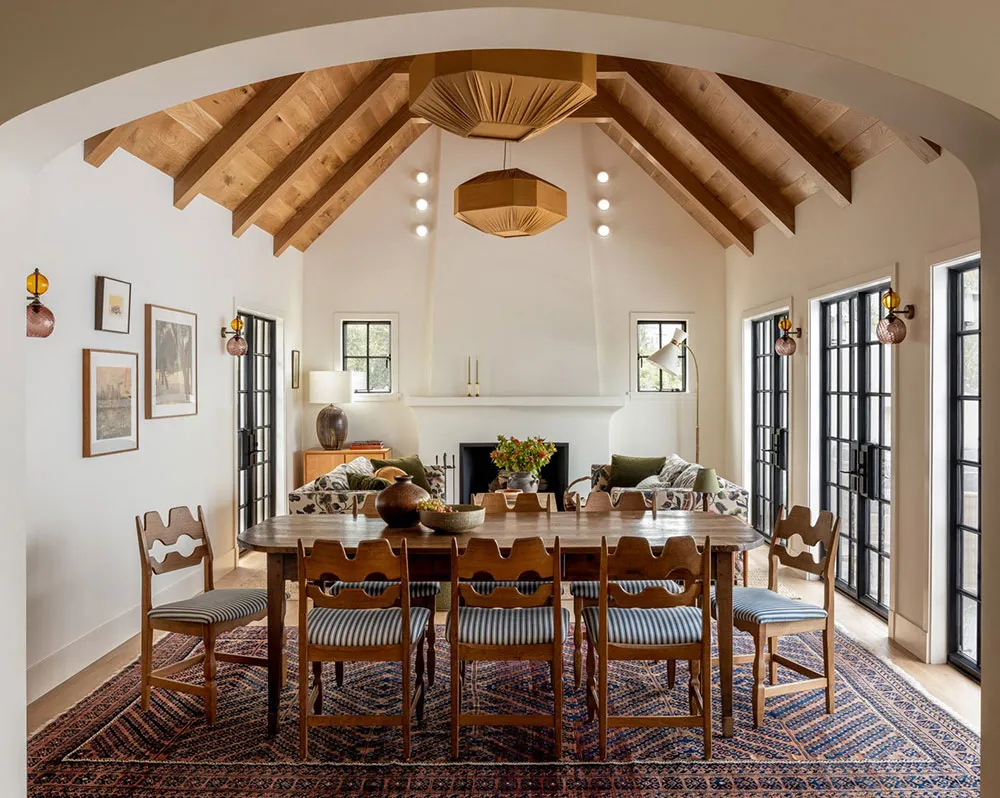 Много дерева и интересные принты: яркий интерьер красивого дома в стиле Тюдор - Gallery image 3