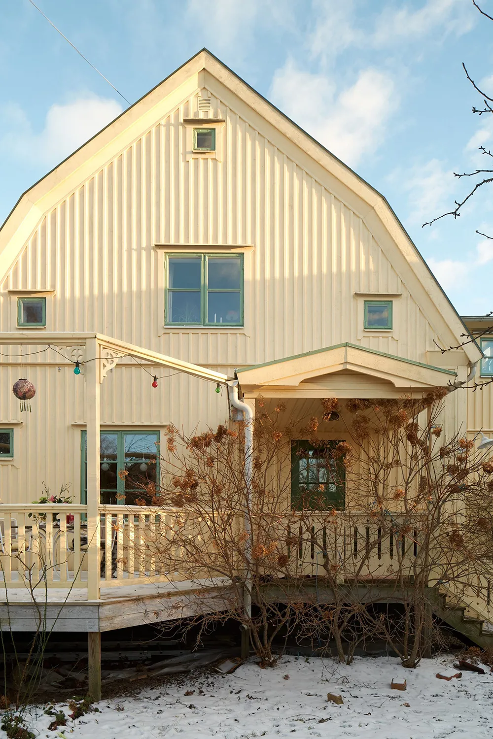 Hermosas paredes florales y estampados vibrantes: una encantadora casa de campo sueca - Gallery image 34