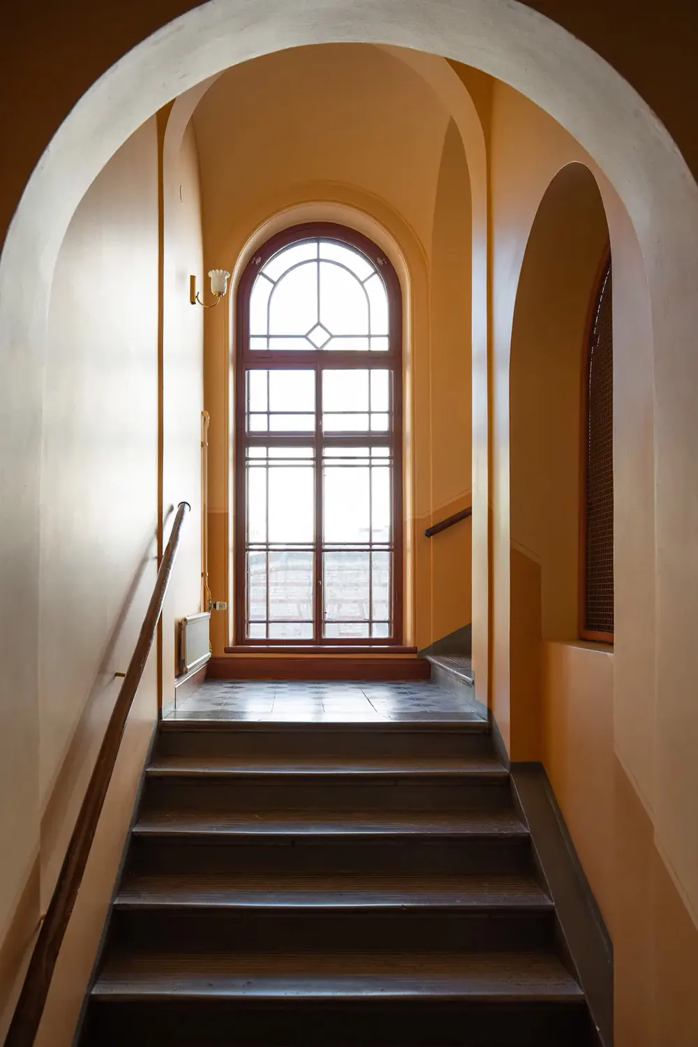 Ventanas arqueadas con plantas trepadoras: un interior inusual en Estocolmo - Gallery image 27