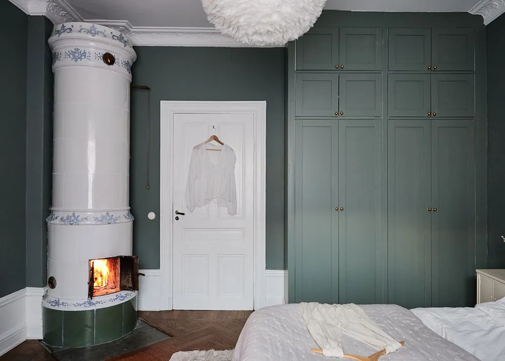 Прекрасна скандинавська квартира з зеленими стінами та ретро-деталями - Gallery image 3