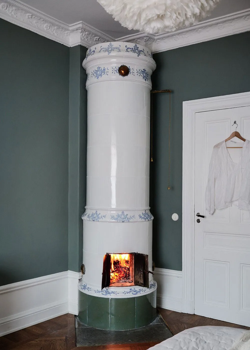 Прекрасна скандинавська квартира з зеленими стінами та ретро-деталями - Gallery image 4