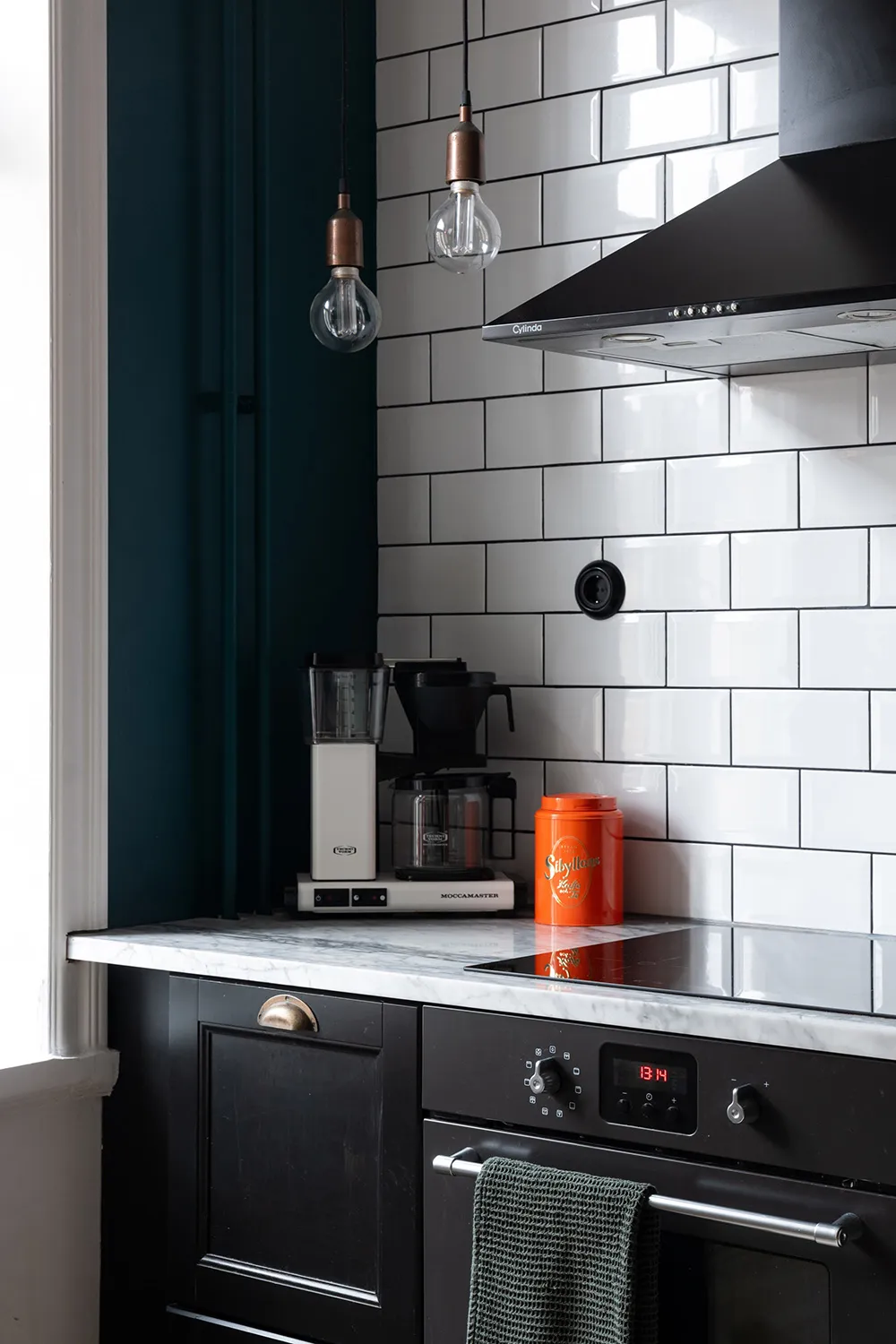 Голубые стены и современное искусство: красочная квартира в Стокгольме (54 кв. м) - Gallery image 7