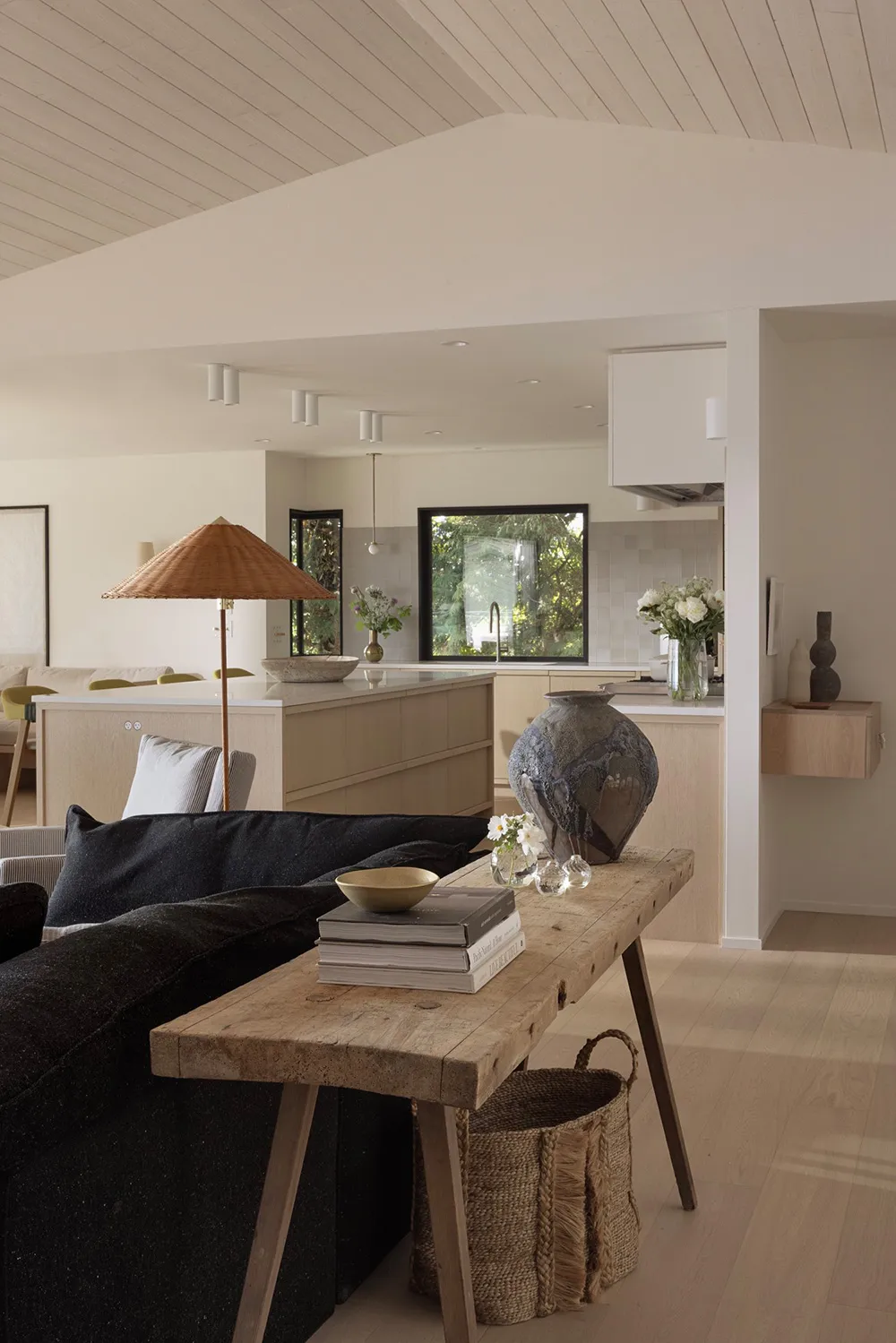 Diseño relajante de interior en la costa del océano en California - Gallery image 1