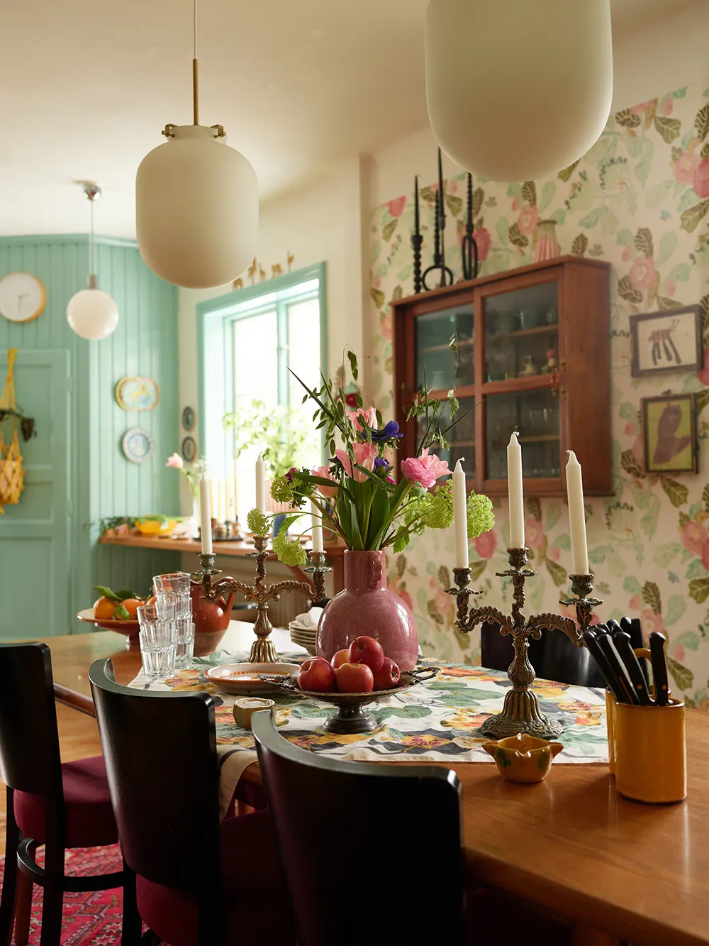 Hermosas paredes florales y estampados vibrantes: una encantadora casa de campo sueca - Gallery image 1