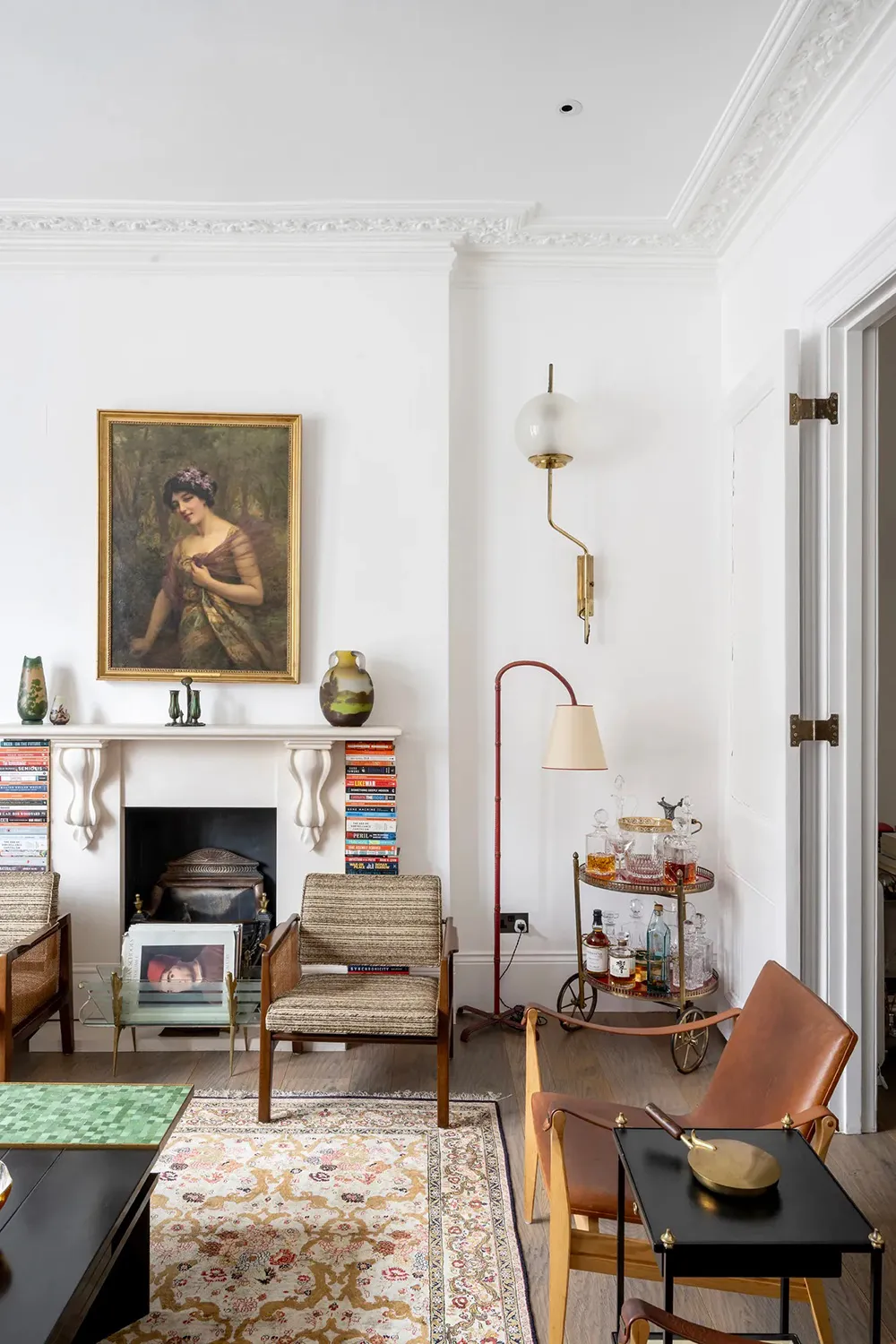 Белая квартира в Лондоне с декором, неподвластном времени - Gallery image 1