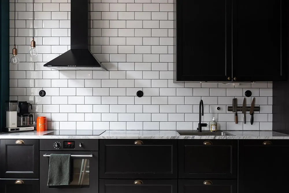 Голубые стены и современное искусство: красочная квартира в Стокгольме (54 кв. м) - Gallery image 16